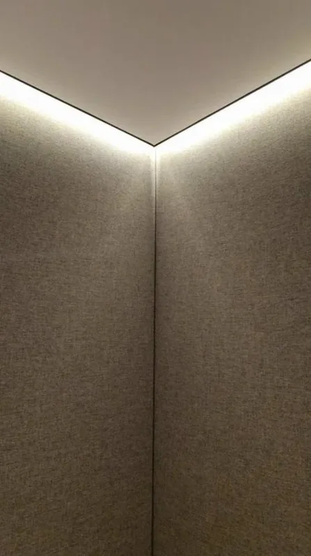 Тот же угол после: парящий потолок с подсветкой и натяжные стены