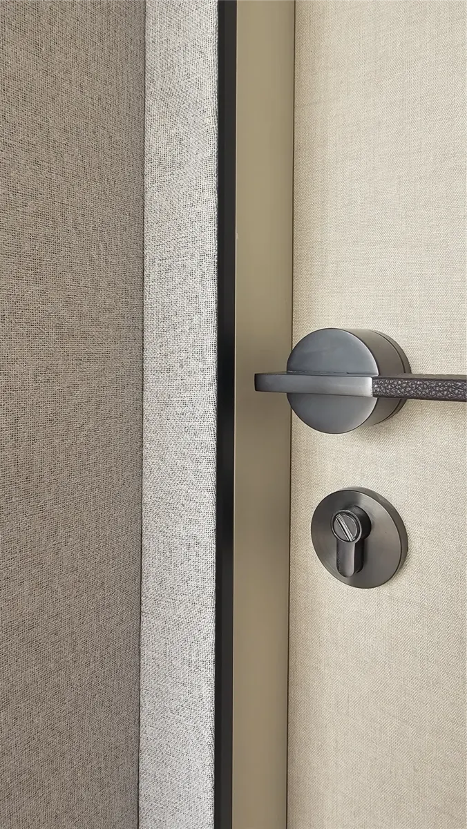 Door reveal close-up — lock and stretch wall texture